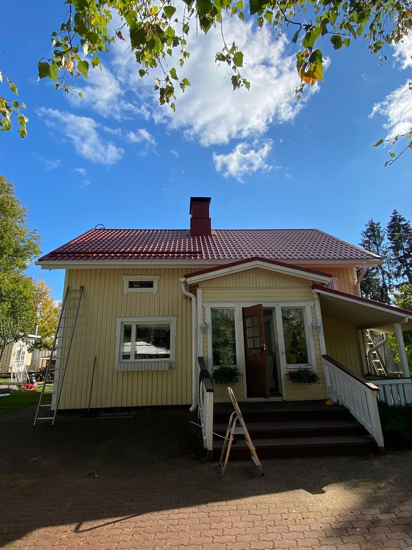 Omakotitalo uuden katon jälkeen