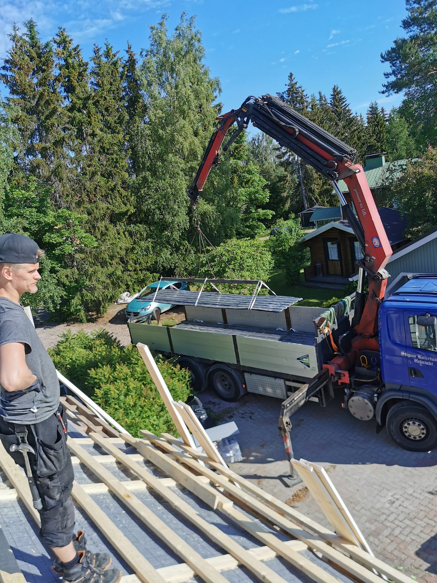 ASOR-asentaja työmaalla, katemateriaali nostetaan katolle