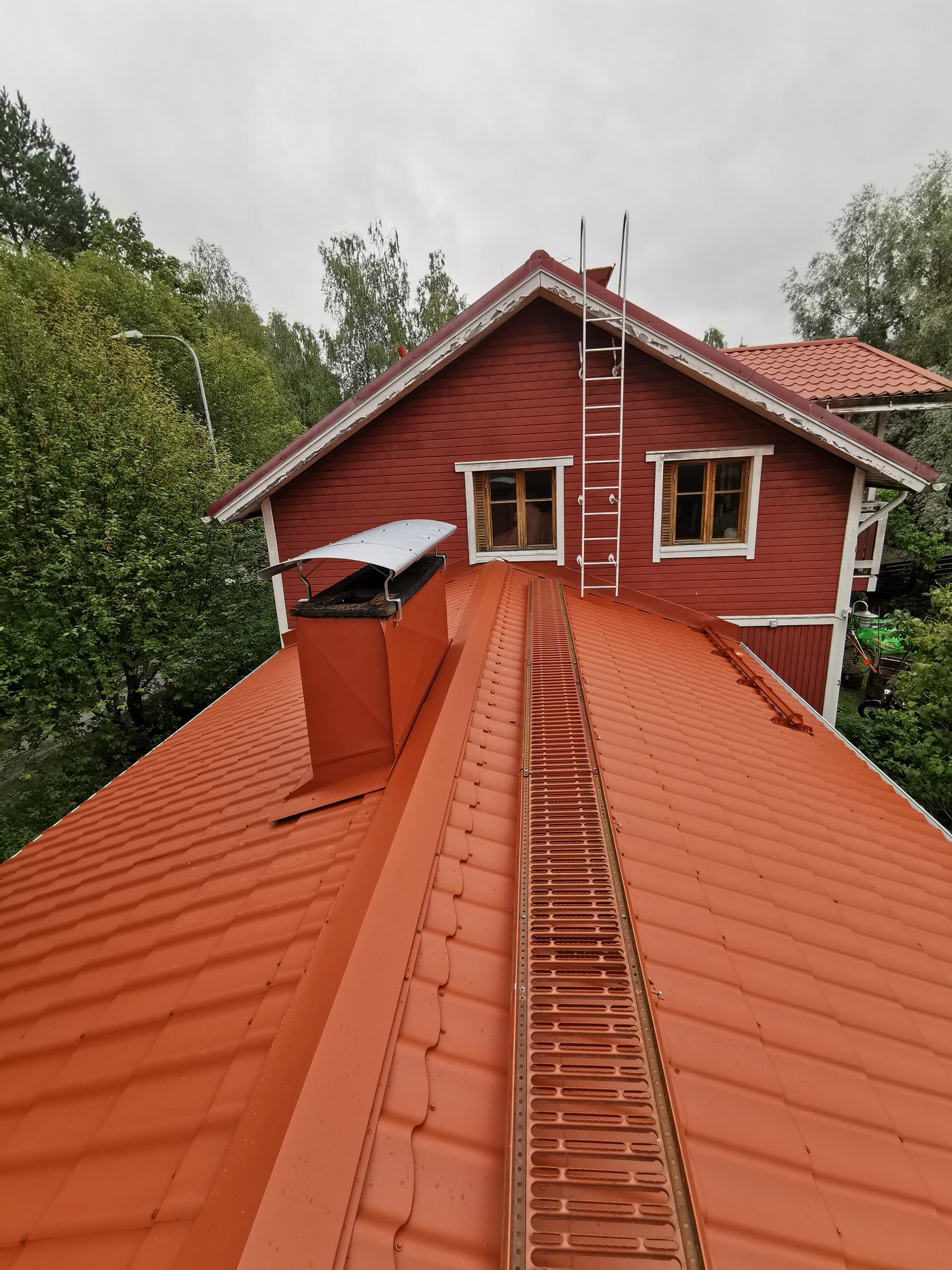 Punainen mökkikatto