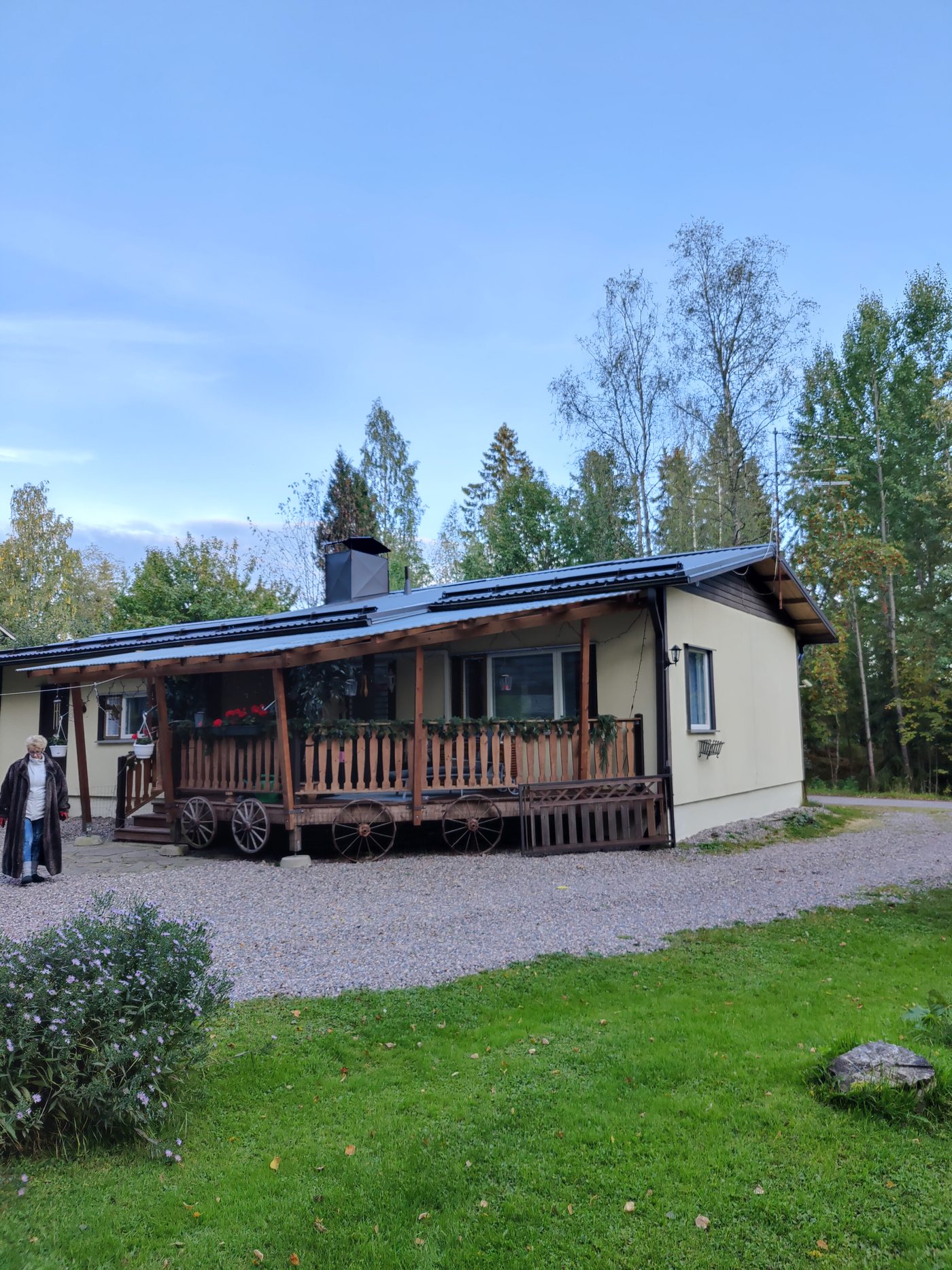 Harmaa peltikatto kirkkaalla taivaalla
