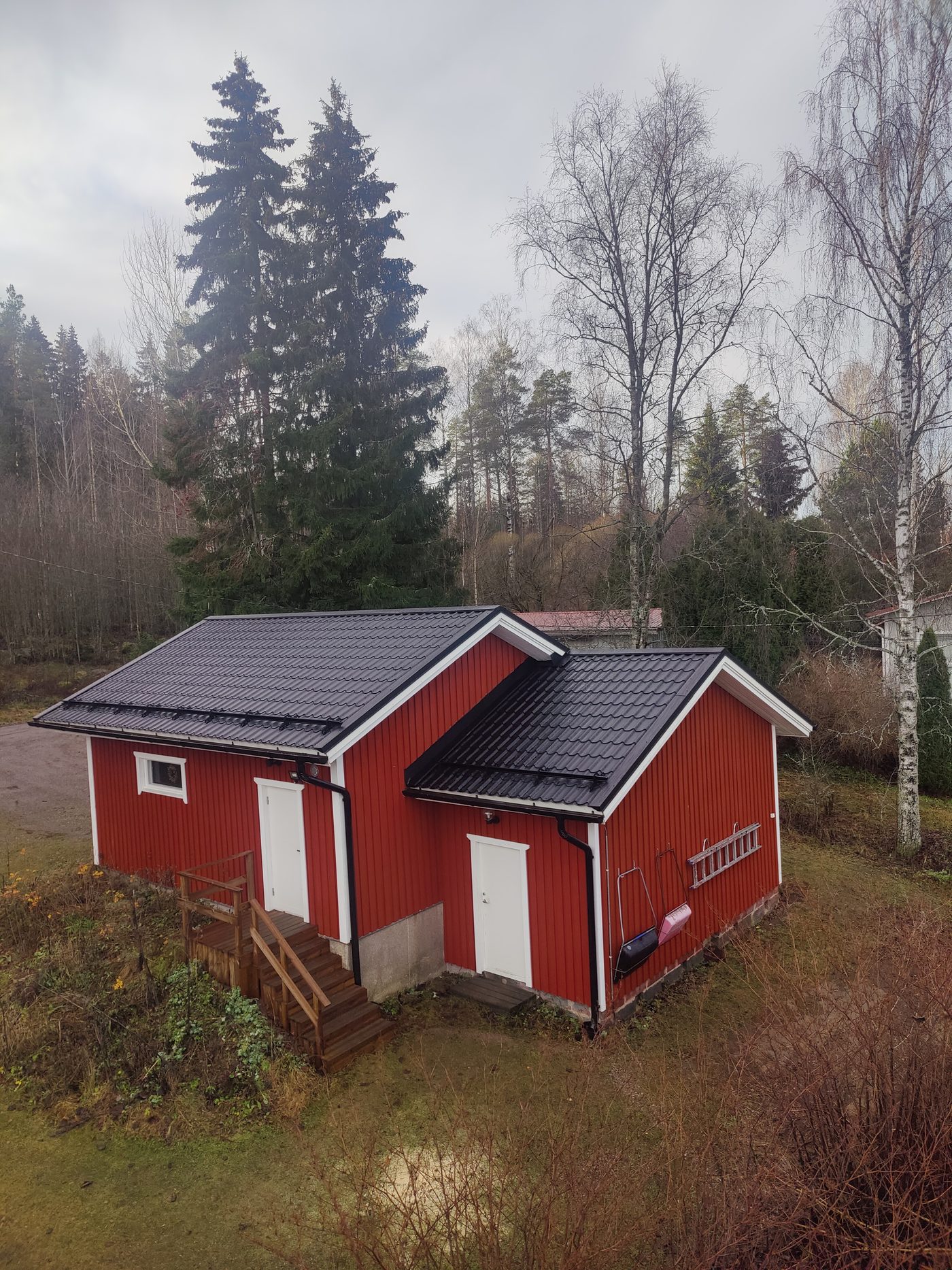 Punainen katto ja punainen talo syksyllä
